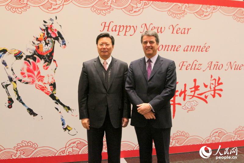 俞建華大使(左)與世貿(mào)組織總干事羅伯托·阿澤維多合影