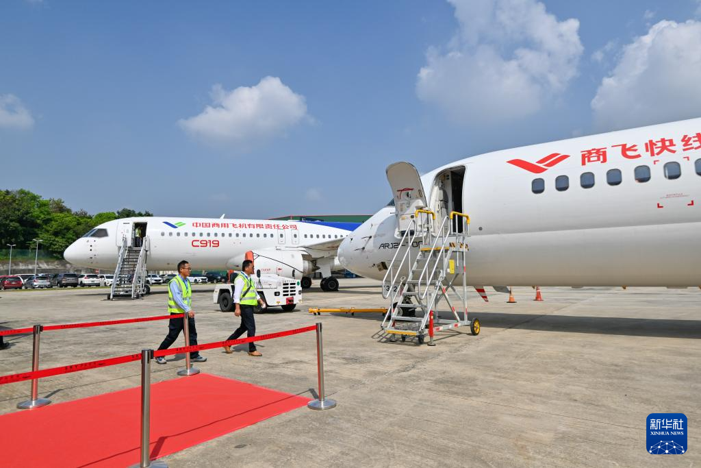 3月13日,中國(guó)國(guó)產(chǎn)商用飛機(jī)ARJ21(右)和C919在馬來(lái)西亞雪蘭莪州的蘇丹阿卜杜勒·阿齊茲·沙阿機(jī)場(chǎng)作靜態(tài)展示。新華社發(fā)(張紋綜攝)