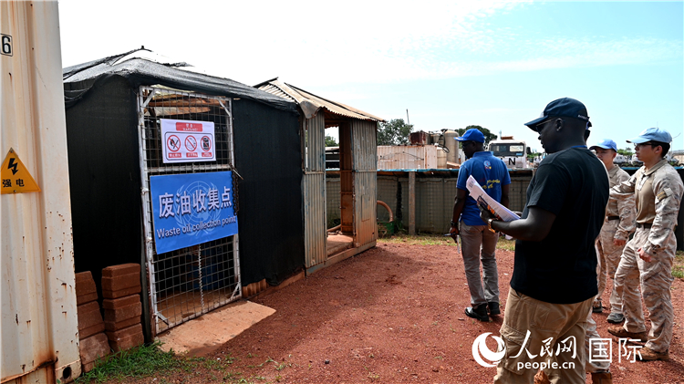 圖5 檢查廢棄油料收集點(diǎn)。王軍杰攝