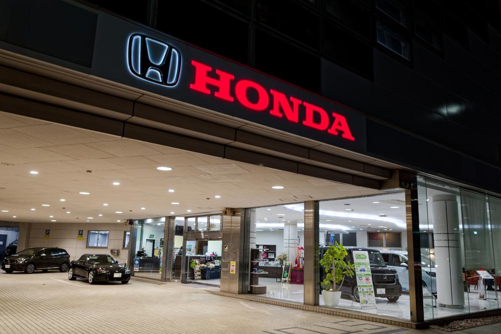 這是12月23日在日本首都東京拍攝的一家本田汽車(chē)商店。新華社記者張笑宇攝