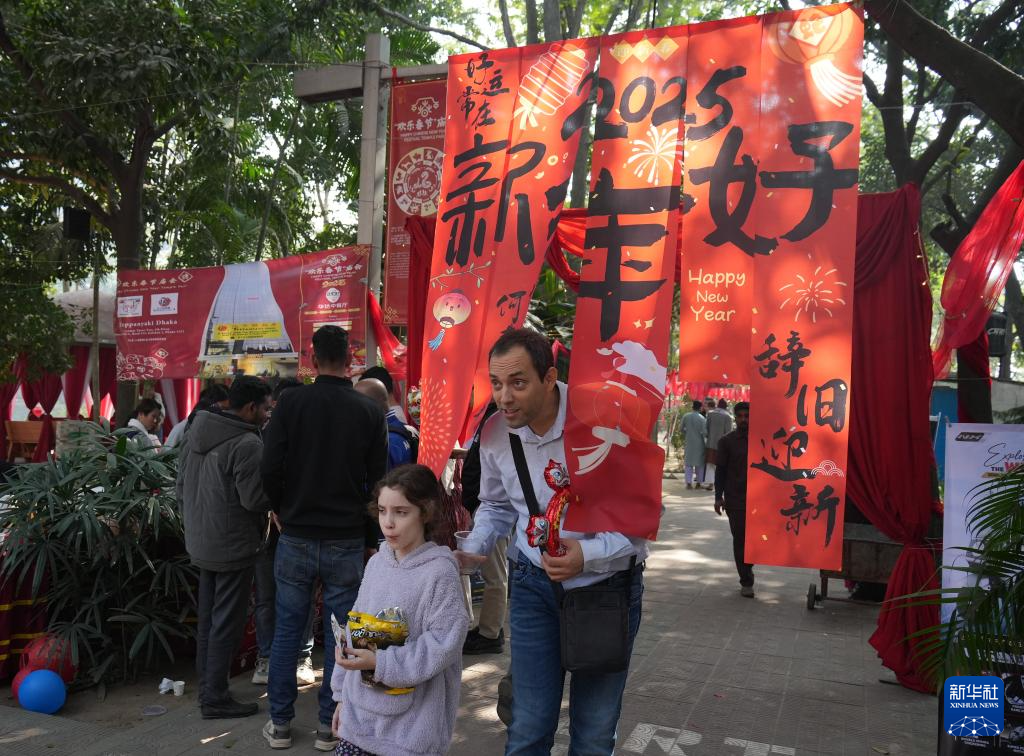 1月10日，在孟加拉國(guó)首都達(dá)卡，人們參加“歡樂春節(jié)”廟會(huì)。新華社記者 孫楠 攝