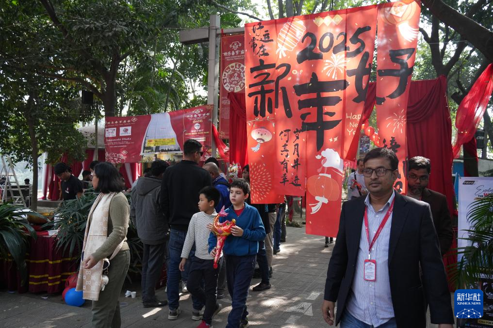 1月10日，在孟加拉國首都達卡，人們參加“歡樂春節(jié)”廟會。新華社記者 孫楠 攝