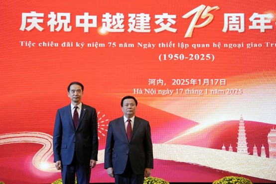 中國駐越南大使何煒（左）和越共中央政治局委員、中央理論委員會(huì)主席、胡志明國家政治學(xué)院院長(zhǎng)阮春勝在招待會(huì)上。中國駐越南大使館供圖