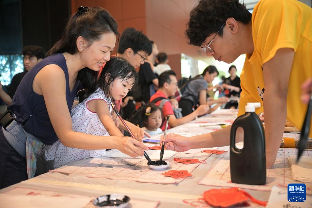 1月19日，民眾在新加坡參加迎春節(jié)慶?；顒?dòng)。新華社發(fā) （鄧智煒攝）