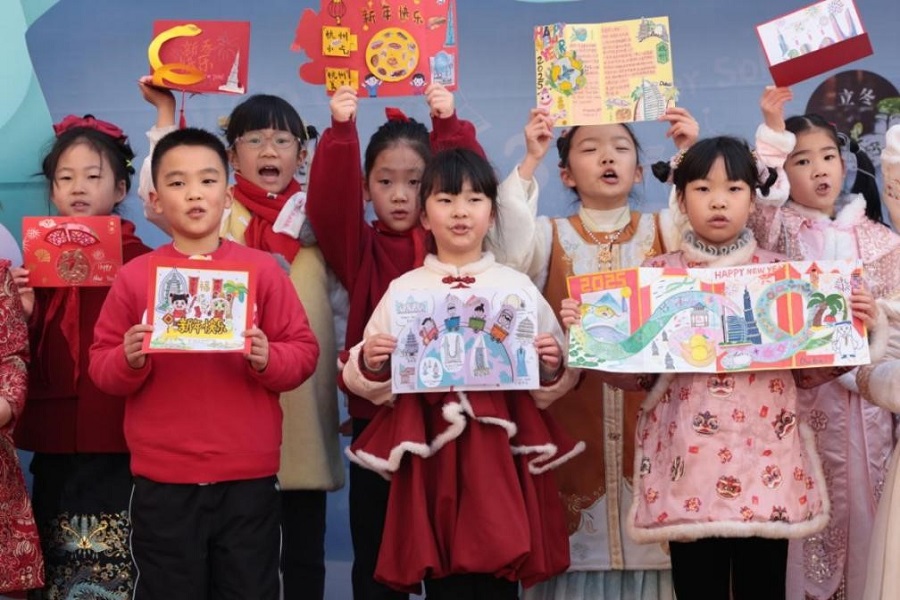 杭州市鳳凰小學學生展示新春賀卡。主辦方供圖