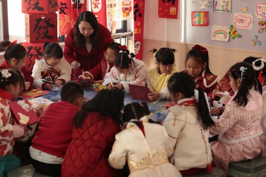杭州市鳳凰小學(xué)學(xué)生在老師指導(dǎo)下為迪拜小朋友準(zhǔn)備新年賀卡。主辦方供圖