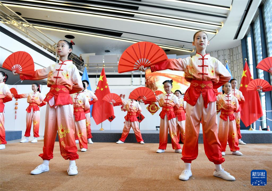 2月12日，在瑞士日內(nèi)瓦萬(wàn)國(guó)宮，孩子們?cè)谟麓簯c?；顒?dòng)上表演。新華社記者 連漪 攝