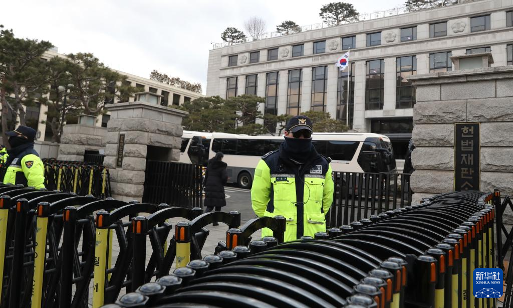 2月25日，警察在韓國(guó)首爾憲法法院前維持秩序。新華社記者 姚琪琳 攝