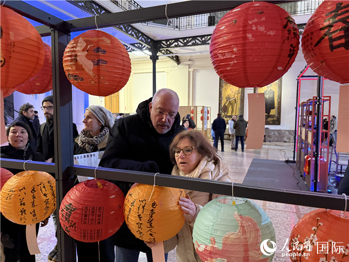 2月13日,中國駐歐盟使團在布魯塞爾舉行“中歐友誼之光 照亮合作之路”活動亮燈儀式,圖為活動現(xiàn)場觀眾在猜燈謎。