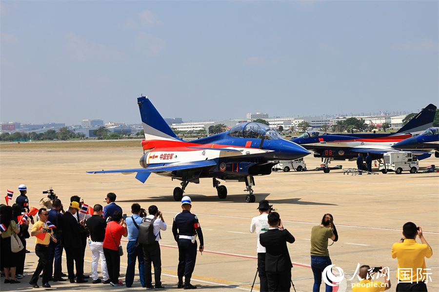中國空軍八一飛行表演隊進行適應(yīng)性訓(xùn)練。人民網(wǎng)記者 白元琪攝