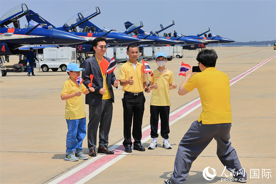 中國空軍八一飛行表演隊進(jìn)行適應(yīng)性訓(xùn)練。人民網(wǎng)記者 白元琪攝