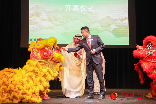嘉賓代表為舞獅點(diǎn)睛。人民網(wǎng)記者 任皓宇攝