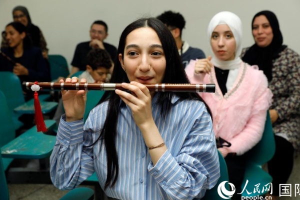 一名摩洛哥大學(xué)生在學(xué)吹笛子。人民網(wǎng) 舒艾卜攝