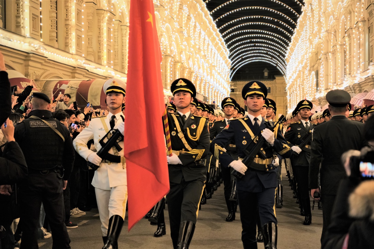 參加閱兵式彩排的中國人民解放軍儀仗司禮大隊(duì)。于子恒攝
