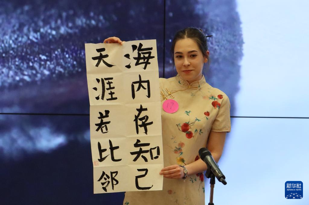 5月10日，在羅馬尼亞克盧日-納波卡，選手在第24屆“漢語(yǔ)橋”世界大學(xué)生中文比賽羅馬尼亞賽區(qū)決賽上展示書(shū)法作品。新華社發(fā)（路繼承攝）