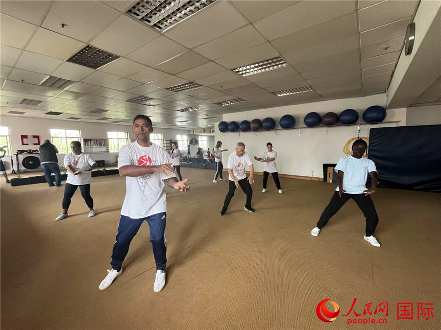 南非民眾練習(xí)中國(guó)武術(shù)。人民網(wǎng) 希拉茲·莫林?jǐn)z 