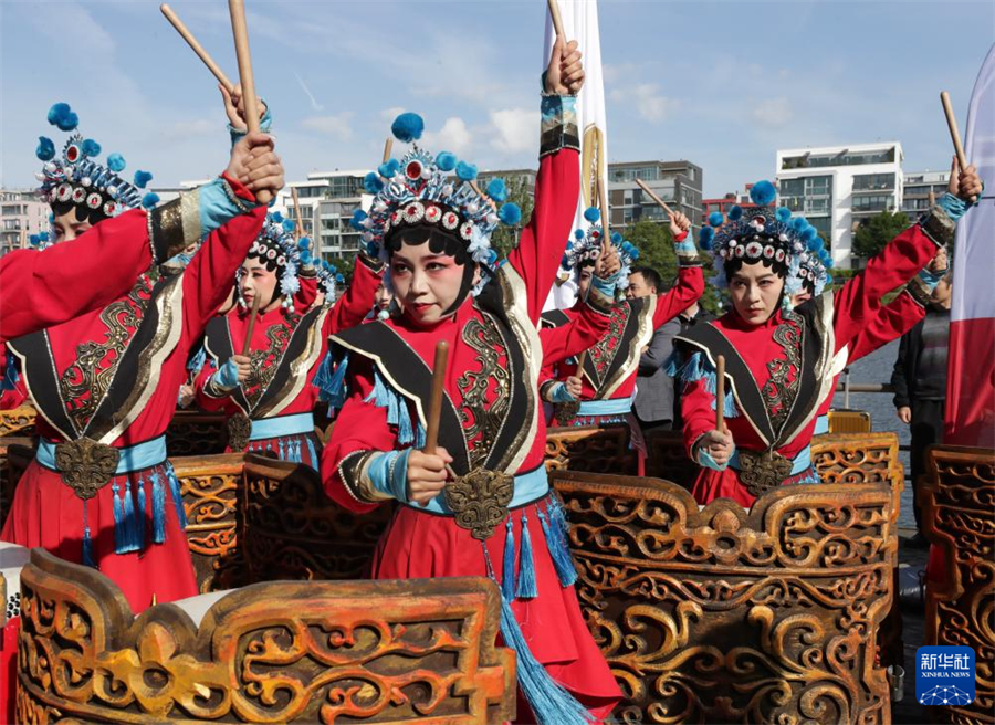 5月24日，中國陜西神木楊家將戰(zhàn)鼓在德國法蘭克福國際龍舟友誼賽期間表演。新華社記者 張帆 攝
