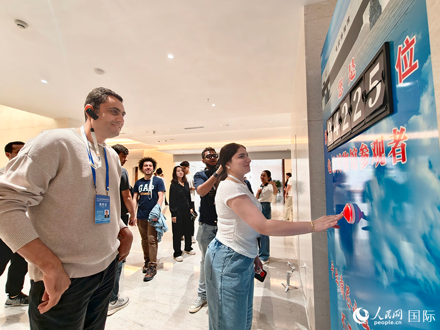 5月24日，上合組織國家青年文化交流營的青年們在庫車市參觀龜茲博物館。人民網(wǎng)記者 蔣雨師攝