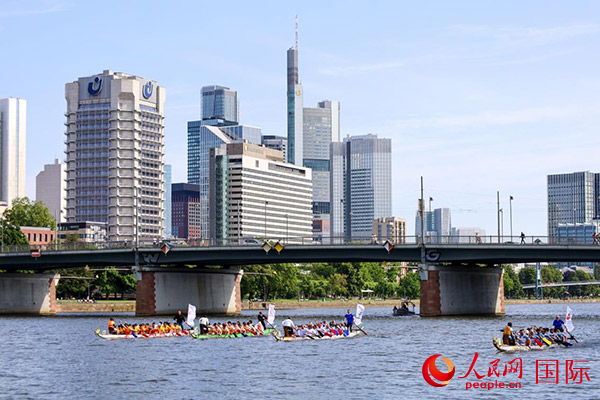 龍舟賽隊(duì)伍奮力揮槳、破浪前行。人民網(wǎng) 依琳攝