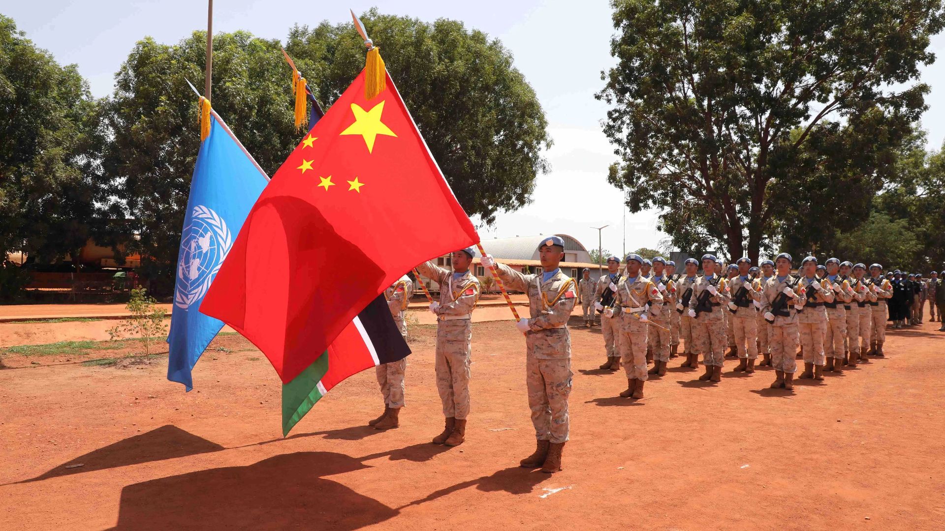 圖為我維和工兵分隊(duì)方陣。張曉昆 攝