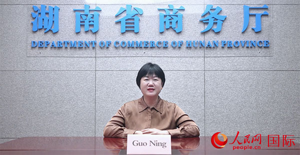 湖南省商務(wù)廳副廳長郭寧作視頻致辭。人民網(wǎng) 劉暢攝
