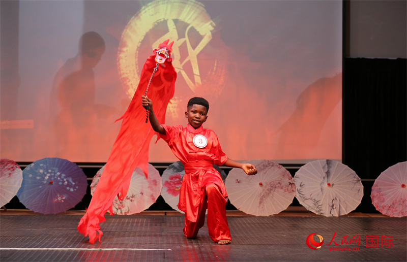 博茨瓦納小學(xué)生舞龍表演。 非洲中心分社 米特哈·恩古巴瓦納 攝