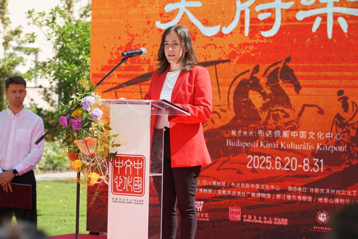匈牙利國家博物館常務(wù)副館長薩巴多斯-詹博爾·蘇珊娜致辭。布達(dá)佩斯中國文化中心供圖