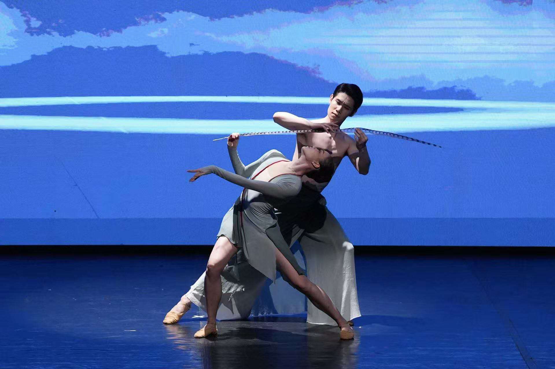中央芭蕾舞團演員以精彩演出帶領(lǐng)現(xiàn)場觀眾感受芭蕾藝術(shù)魅力。開羅中國文化中心供圖