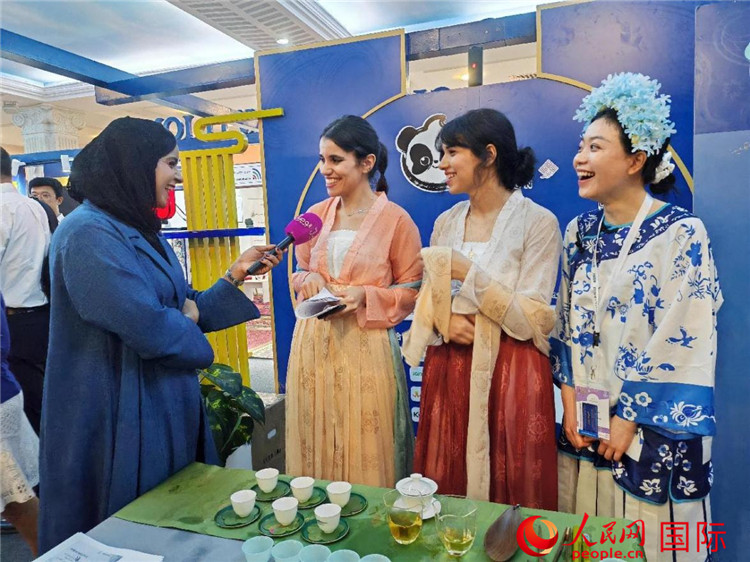 突尼斯當?shù)孛襟w在中國聯(lián)合展臺采訪。人民網(wǎng)記者 管克江攝