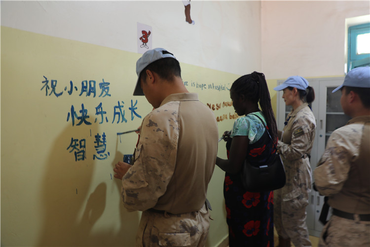 圖為維和官兵在留言墻寫祝福語。張曉昆攝