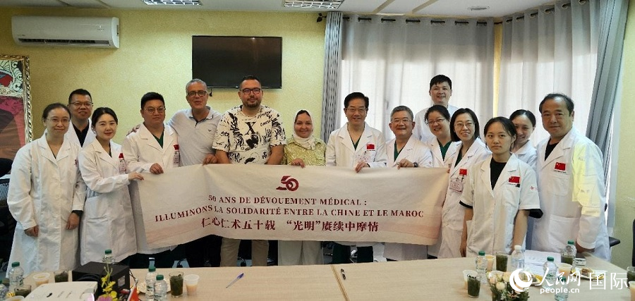 “光明行”中國專家組與摩洛哥舍夫沙萬默罕默德五世醫(yī)院代表合影。人民網(wǎng)記者 管克江攝