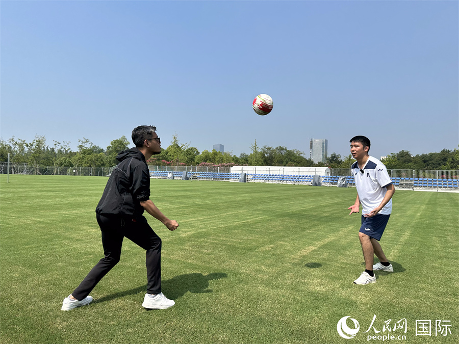 人民網(wǎng)外籍專家舒克里（左）在練習中。人民網(wǎng) 孫書宇攝