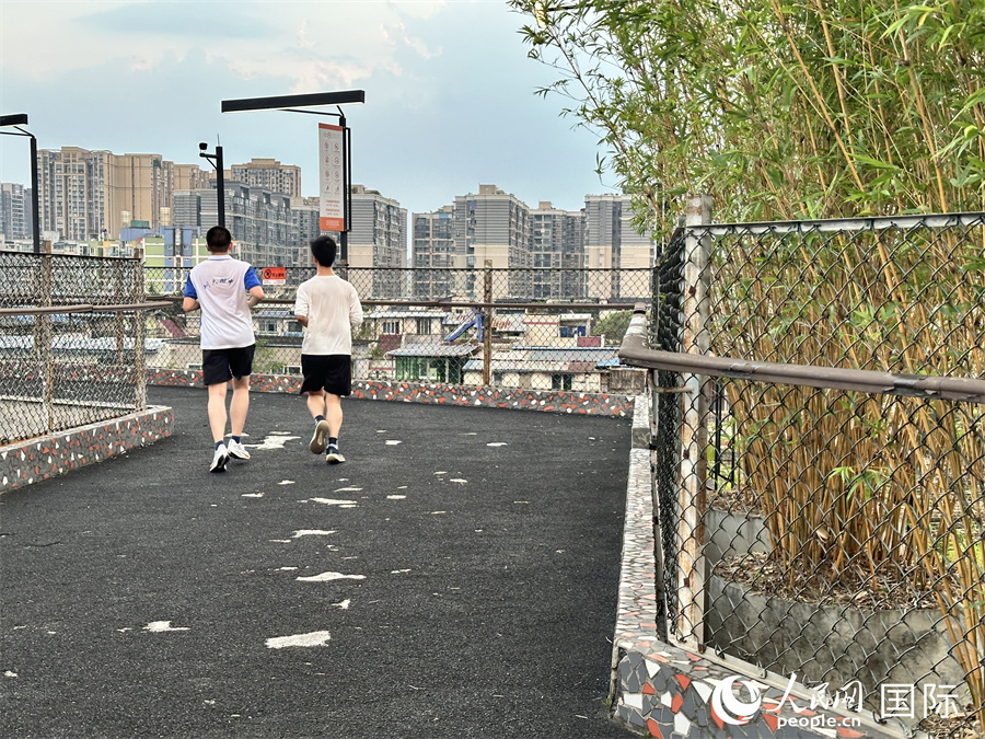 運(yùn)動(dòng)愛(ài)好者在西村大院空中跑道跑步。 人民網(wǎng) 孫書宇攝