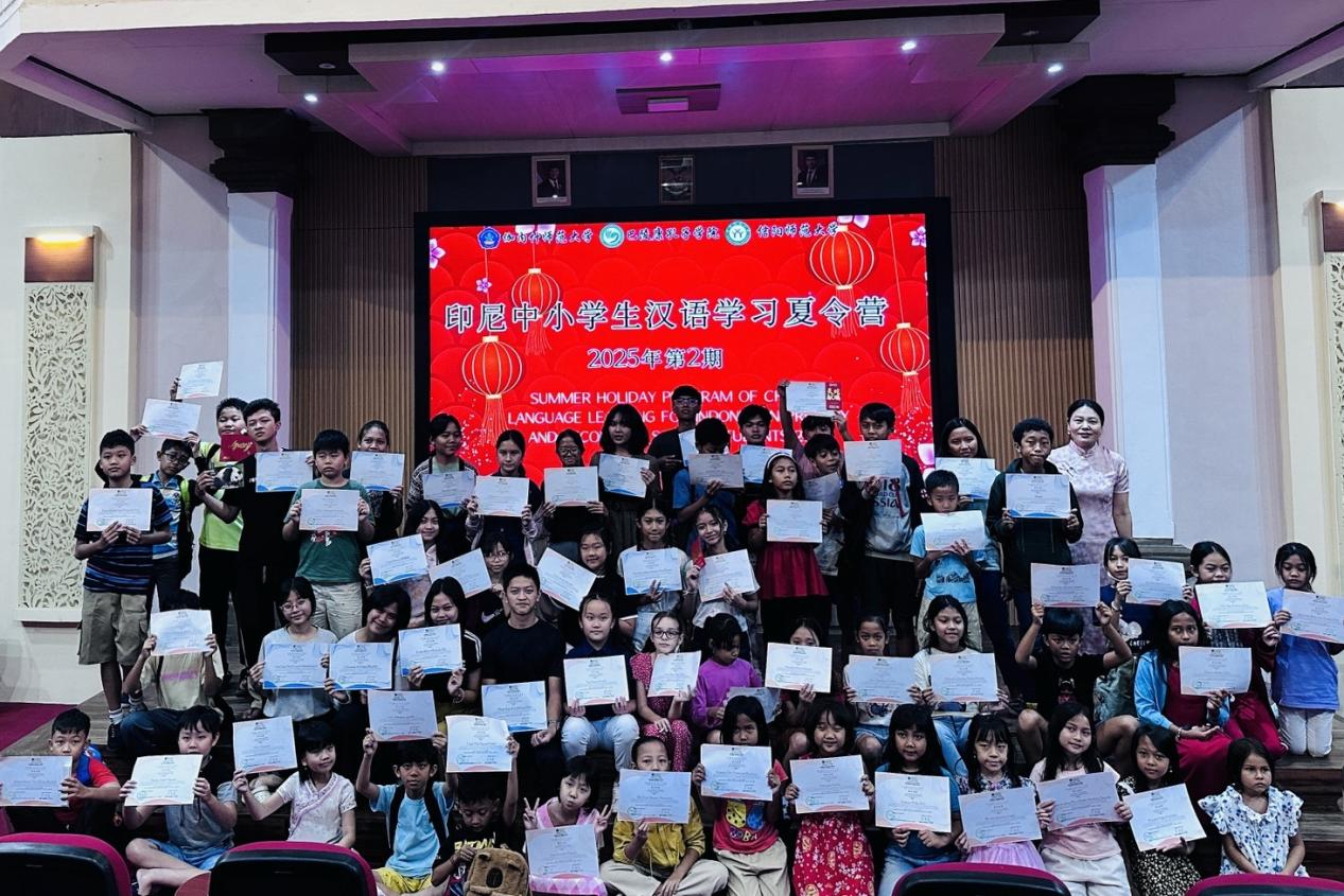 部分營員手拿結(jié)業(yè)證書合影。巴陵康孔子學(xué)院供圖
