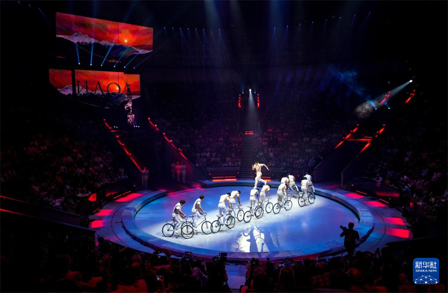 7月20日，在俄羅斯莫斯科，中國雜技團演員表演《馭風凌霄——男子集體車技》。新華社記者 孟菁 攝