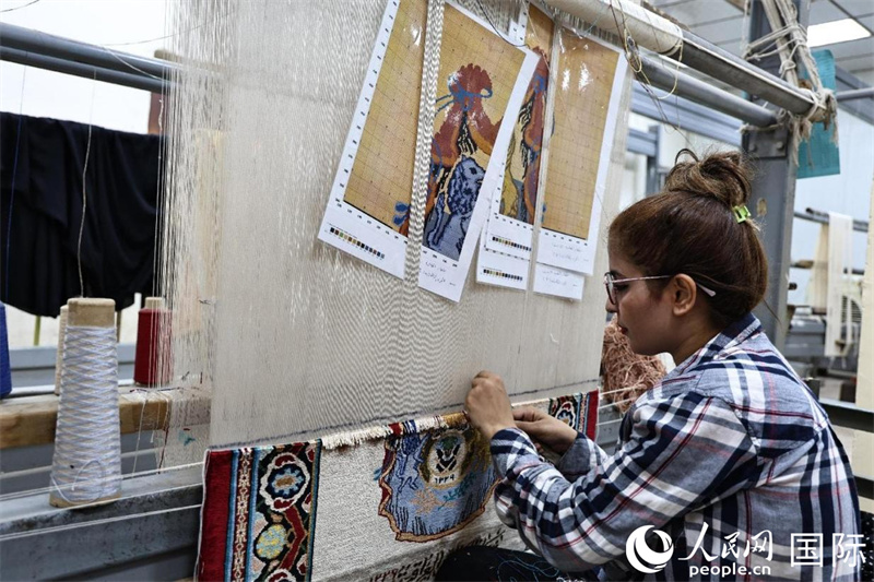 一名女工在織毯。人民網(wǎng) 伊納斯·易卜拉欣攝