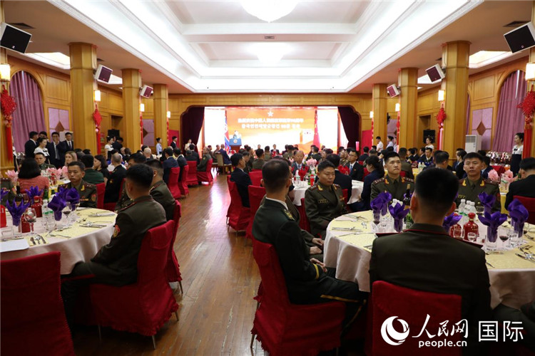 當(dāng)?shù)貢r間7月22日，中國駐朝鮮使館舉行慶祝中國人民解放軍建軍98周年招待會。人民網(wǎng)記者 劉融攝