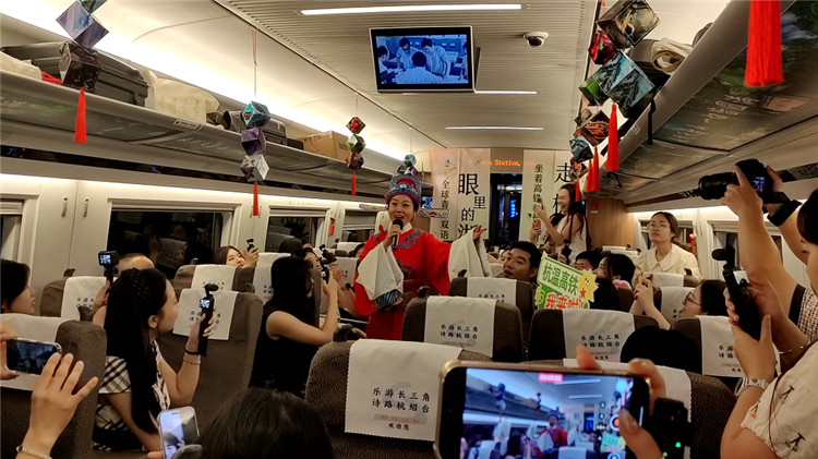 1. 青年主播們在杭溫高鐵上欣賞黃梅戲表演。中國傳媒大學供圖