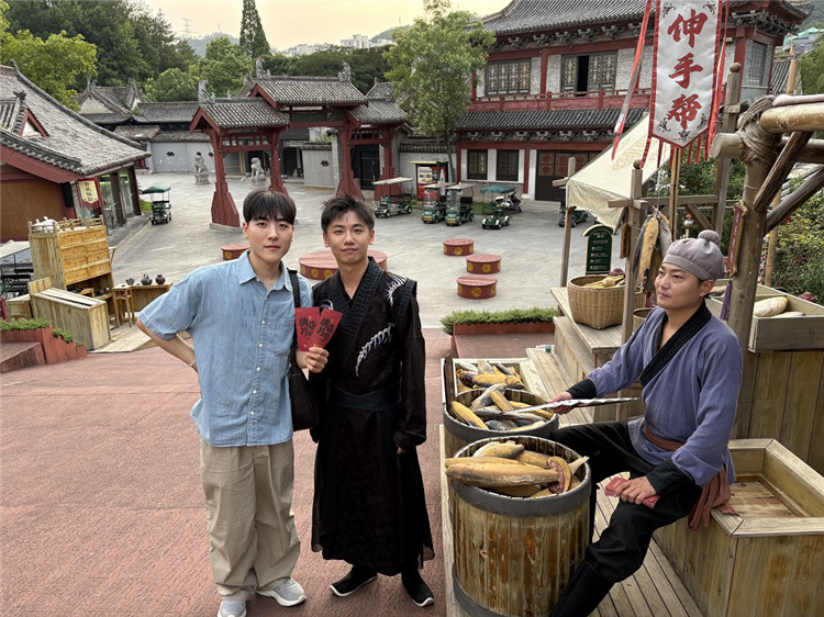 韓國主播鄭茶云（左一）與扮演北宋商販的演員合影留念。受訪者供圖