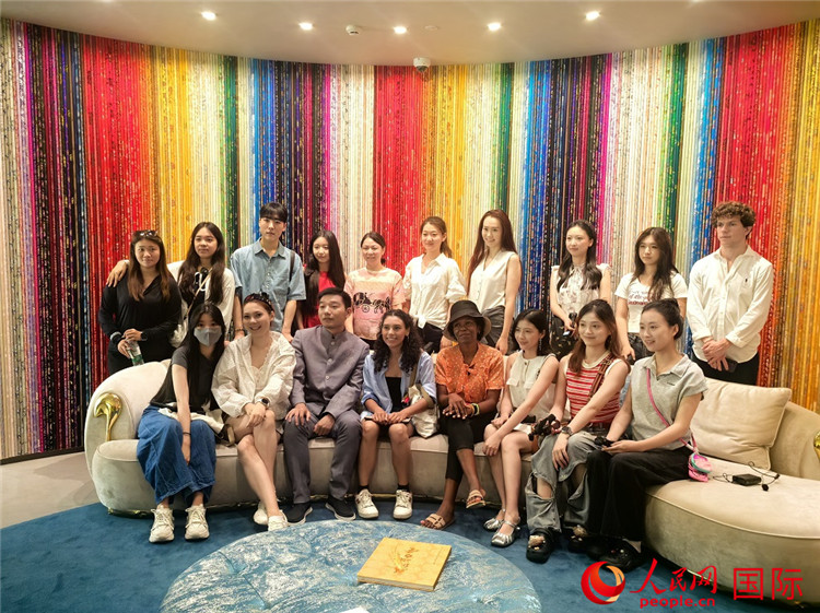 青年主播們在杭州萬事利科創(chuàng)中心合影留念。人民網(wǎng) 楊春燕攝