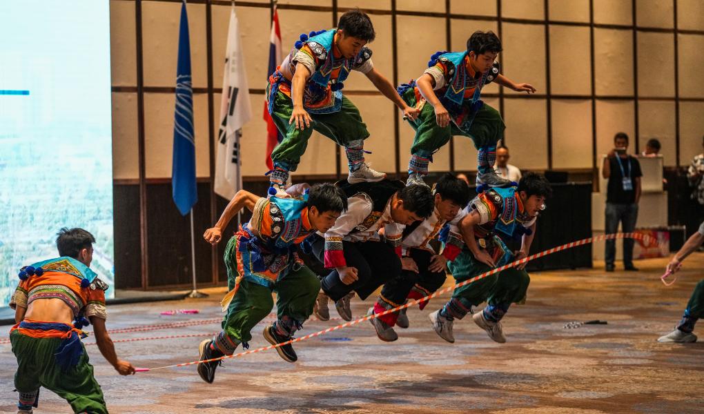 7月24日，演員在2025中國-東盟教育交流周青少年跳繩邀請賽開幕式上表演花樣跳繩。新華社記者 陶亮 攝