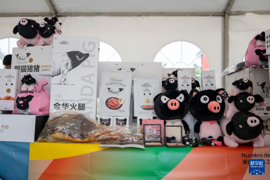 這是7月24日在加蓬首都利伯維爾舉行的中國(guó)-加蓬商品展覽會(huì)上拍攝的金華火腿和金華兩頭烏文創(chuàng)周邊產(chǎn)品。新華社記者 鄭揚(yáng)子 攝