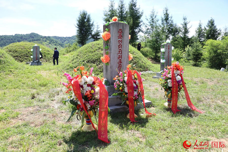 當(dāng)?shù)貢r(shí)間7月25日，中國駐朝鮮使館祭掃球場郡中國人民志愿軍烈士陵園。人民網(wǎng)記者 劉融攝