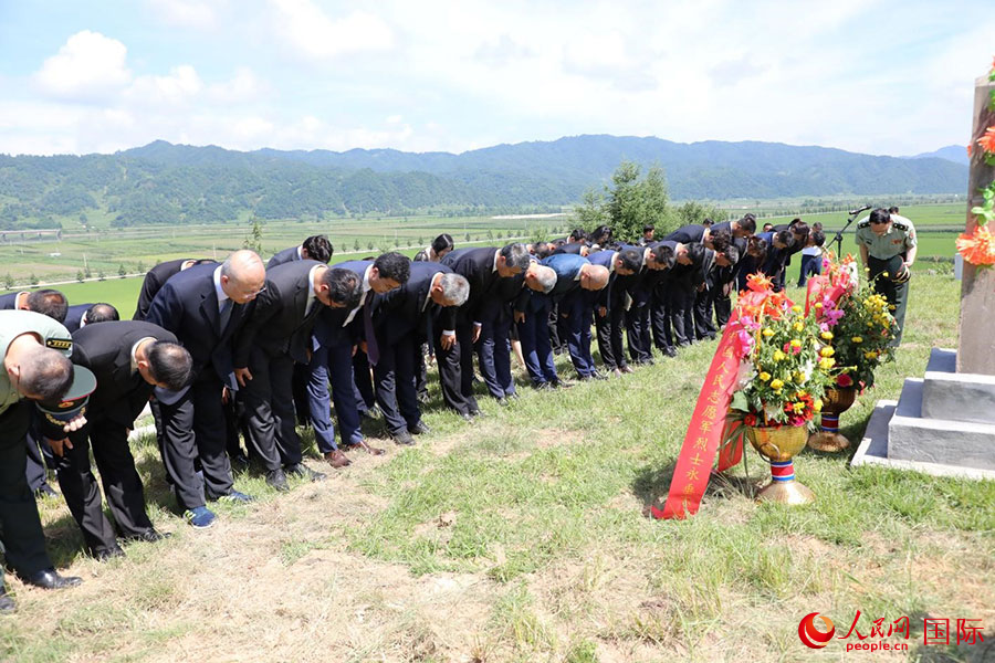 當?shù)貢r間7月25日，中國駐朝鮮使館祭掃球場郡中國人民志愿軍烈士陵園。圖為祭掃隊伍向志愿軍烈士墓碑鞠躬致禮。人民網(wǎng)記者 劉融攝