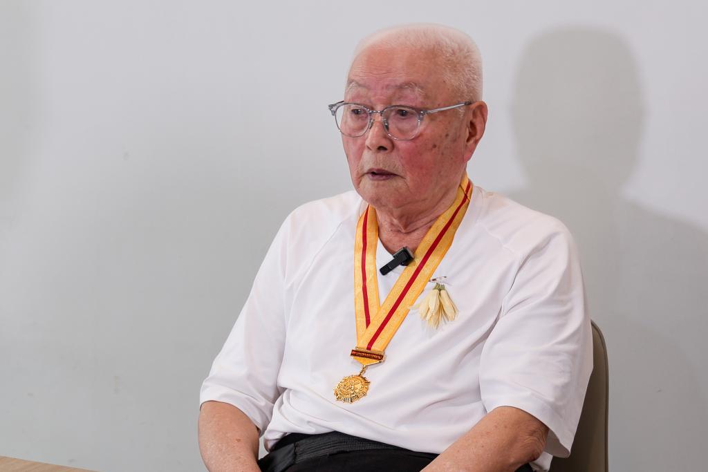7月4日，101歲的薛樹錚向記者講述抗戰(zhàn)時期為美軍戰(zhàn)機(jī)提供地勤服務(wù)的經(jīng)歷。 新華社發(fā)（陳居偉 攝）