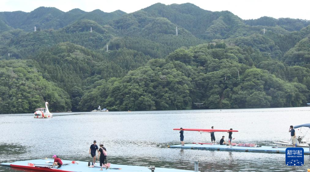 7月27日，在日本神奈川縣，游客在相模湖畔游玩。新華社記者 胡曉格 攝