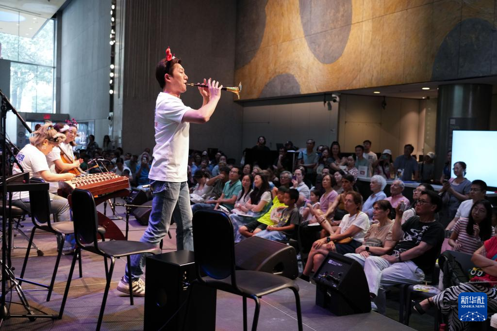 7月26日，人們在美國紐約林肯藝術(shù)中心觀看上海民族樂團表演的《國樂中的十二生肖》。新華社發(fā)（章正浩攝）