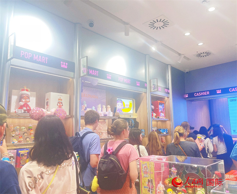 泡泡瑪特德國首家門店開業(yè)當(dāng)天，消費(fèi)者排隊(duì)結(jié)賬。人民網(wǎng)記者 劉赫攝