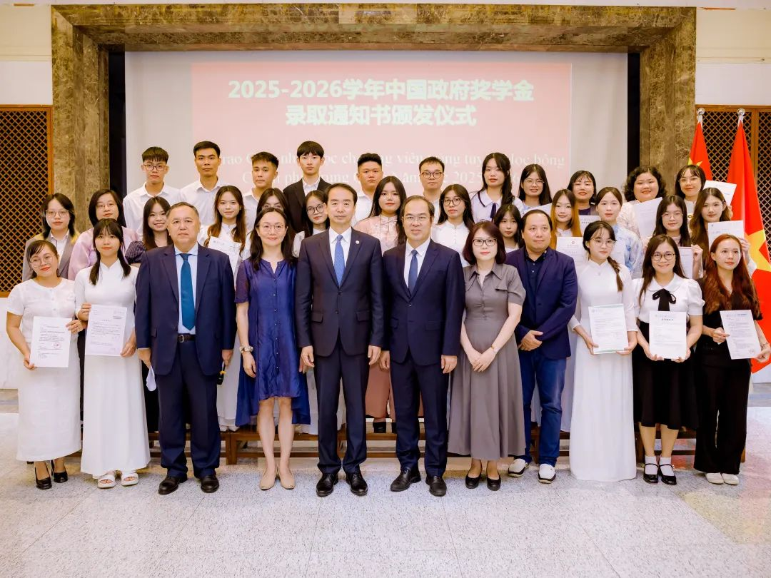 何煒大使攜夫人（前排左五左四）和參加儀式代表合影留念。中國駐越南大使館供圖