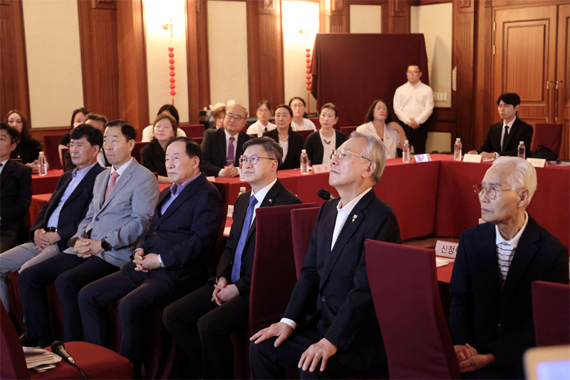 圖為與會人員共同觀看介紹中國人民抗日戰(zhàn)爭的影片。中國駐釜山總領事館供圖